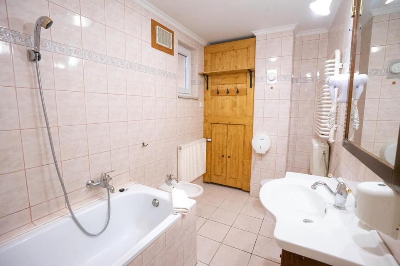 Vadvirag Vendeglo Es Fogado Bed & Breakfast Tatabanya Luaran gambar