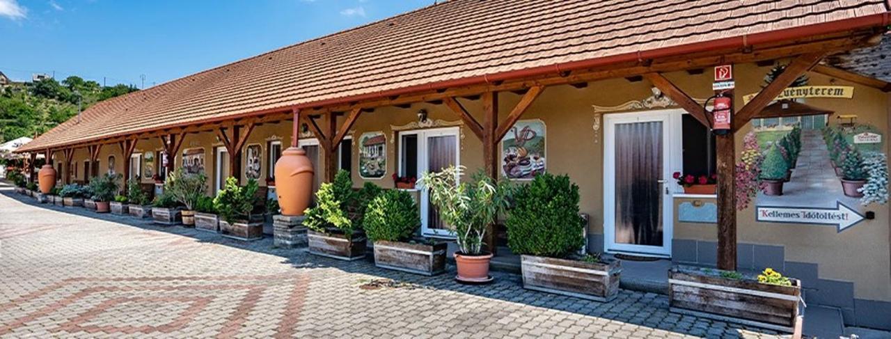 Vadvirag Vendeglo Es Fogado Bed & Breakfast Tatabanya Luaran gambar