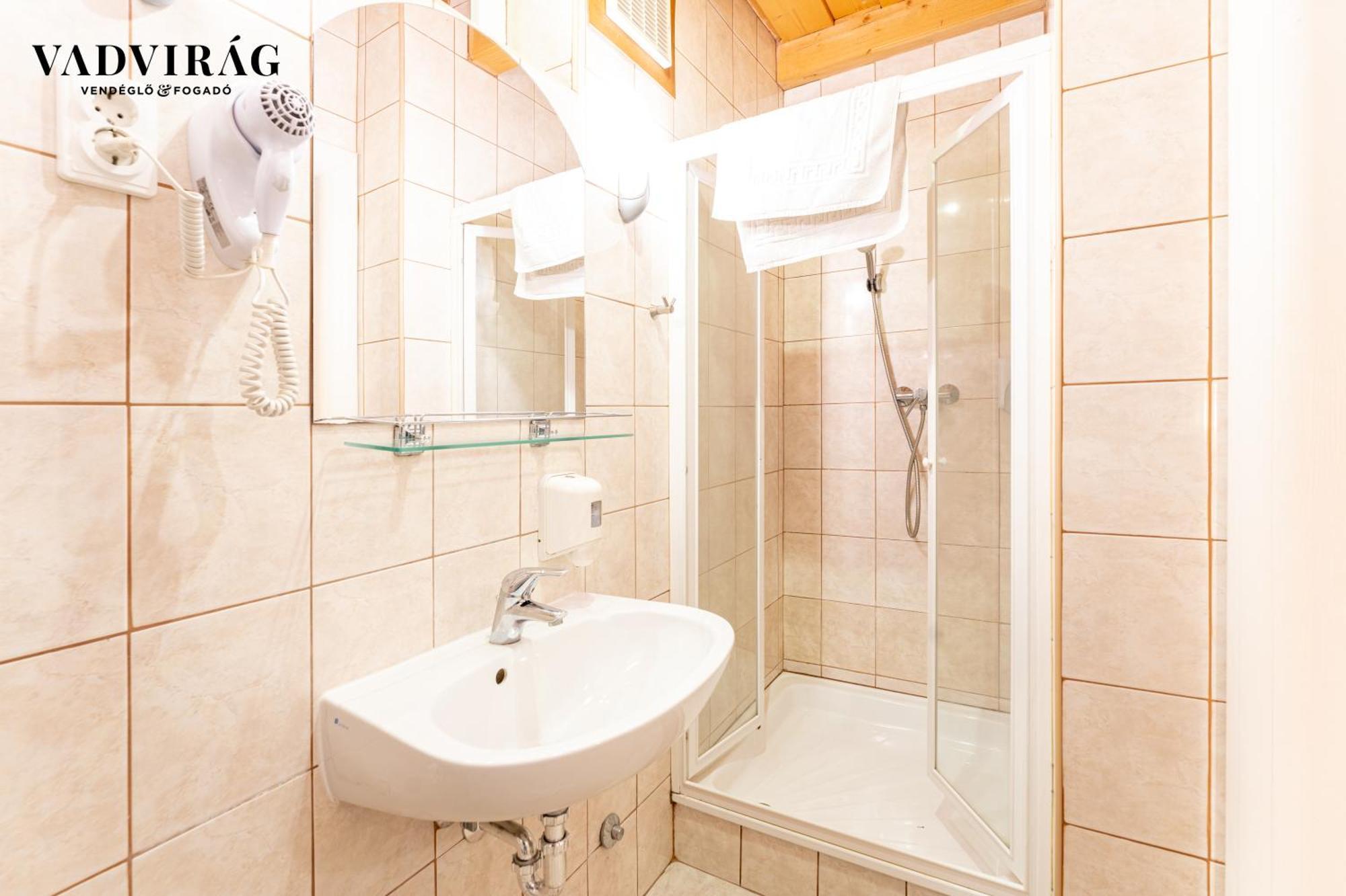 Vadvirag Vendeglo Es Fogado Bed & Breakfast Tatabanya Luaran gambar